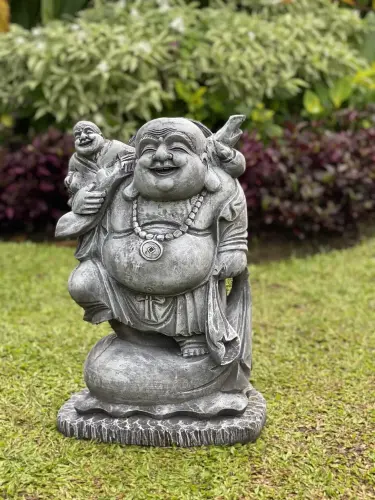 Artikelbild des Artikels “Sammo - Chinesischer Buddha, stehend mit Buddha auf der Schulter, 55 cm H | Steinguss “